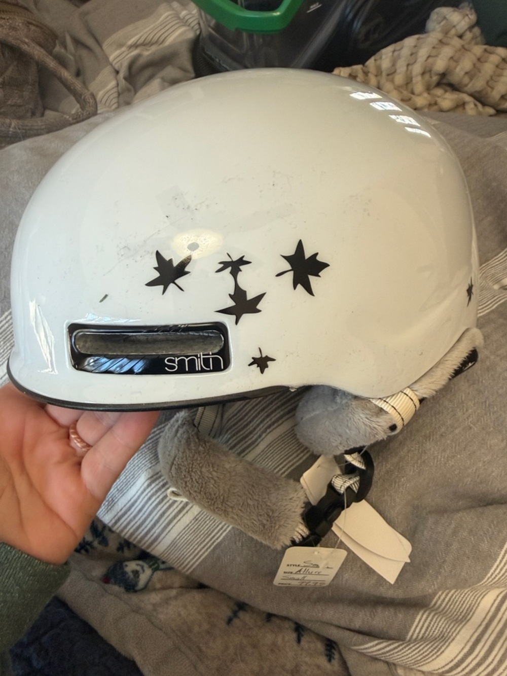 Women’s smith optics White Helmet with cute leaves.